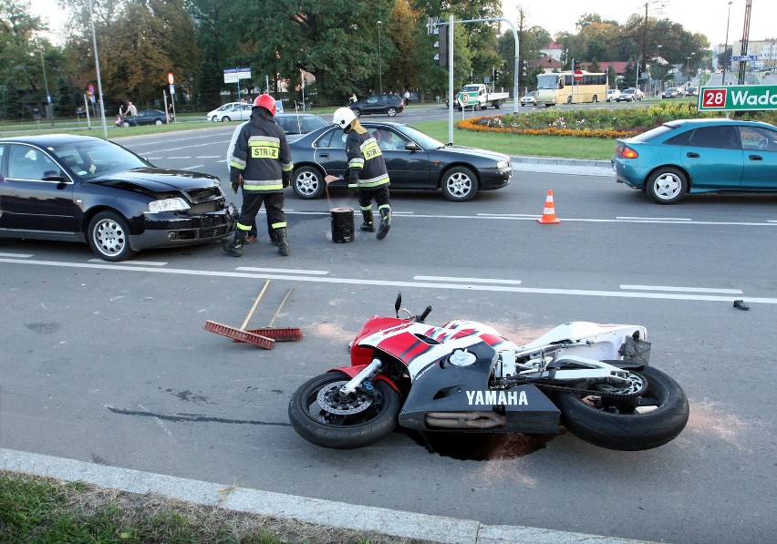 Wypadek na Rondzie Solidarności. Ranny motocyklista w szpitalu [ZDJĘCIA]