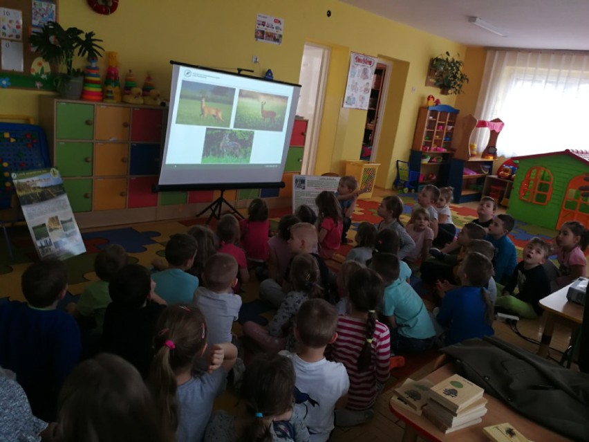 Przedszkolaki ze Skomlina, Wichernika i Wróblewa spotkały się z przedstawicielem Nadleśnictwa Wieluń[FOTO]