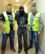 Policja w Lesznie: W kominiarce ganiał za dziećmi