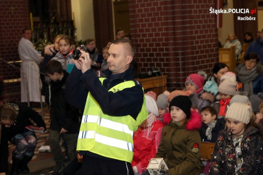 Policjanci i motocykliści rozdawali odblaski na roratach