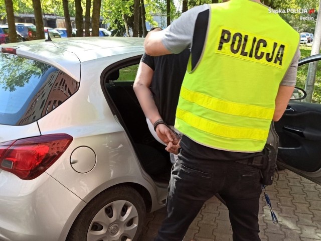 Policjanci zatrzymali dwóch mężczyzn, którzy napadli na dostawcę jedzenia w Będzinie 

Zobacz kolejne zdjęcia/plansze. Przesuwaj zdjęcia w prawo - naciśnij strzałkę lub przycisk NASTĘPNE