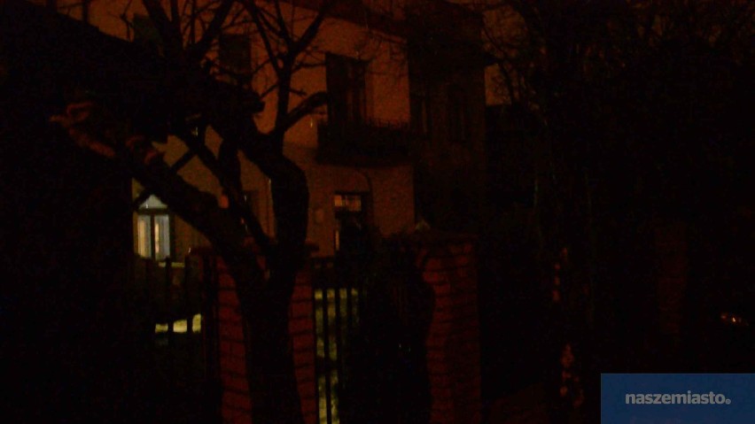 Nożami zaatakował młodszego brata na ul. Bojańczyka we Włocławku [wideo z interwencji, zdjęcia]