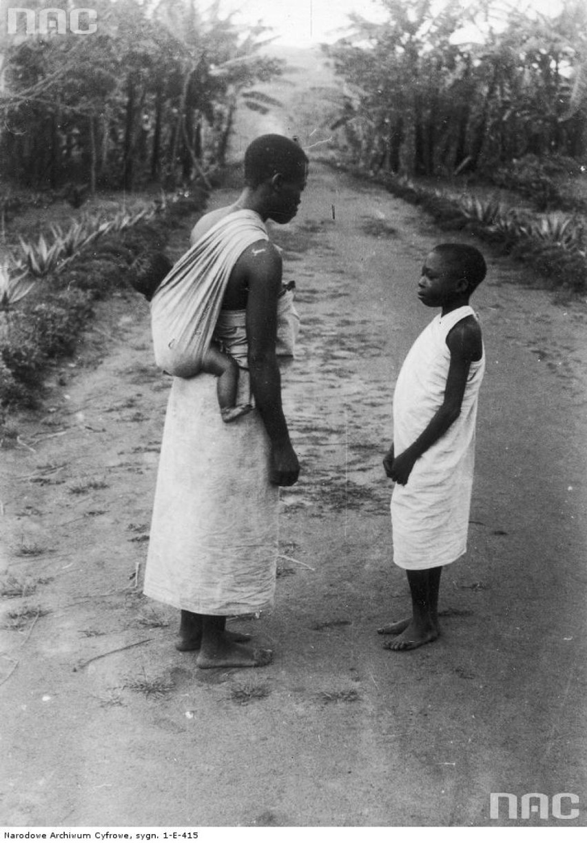 Kongo Belgijskie- ludność. Kobieta z dziećmi mieszkający w okolicach miasta Beni, 1933, Beni (Kongo)