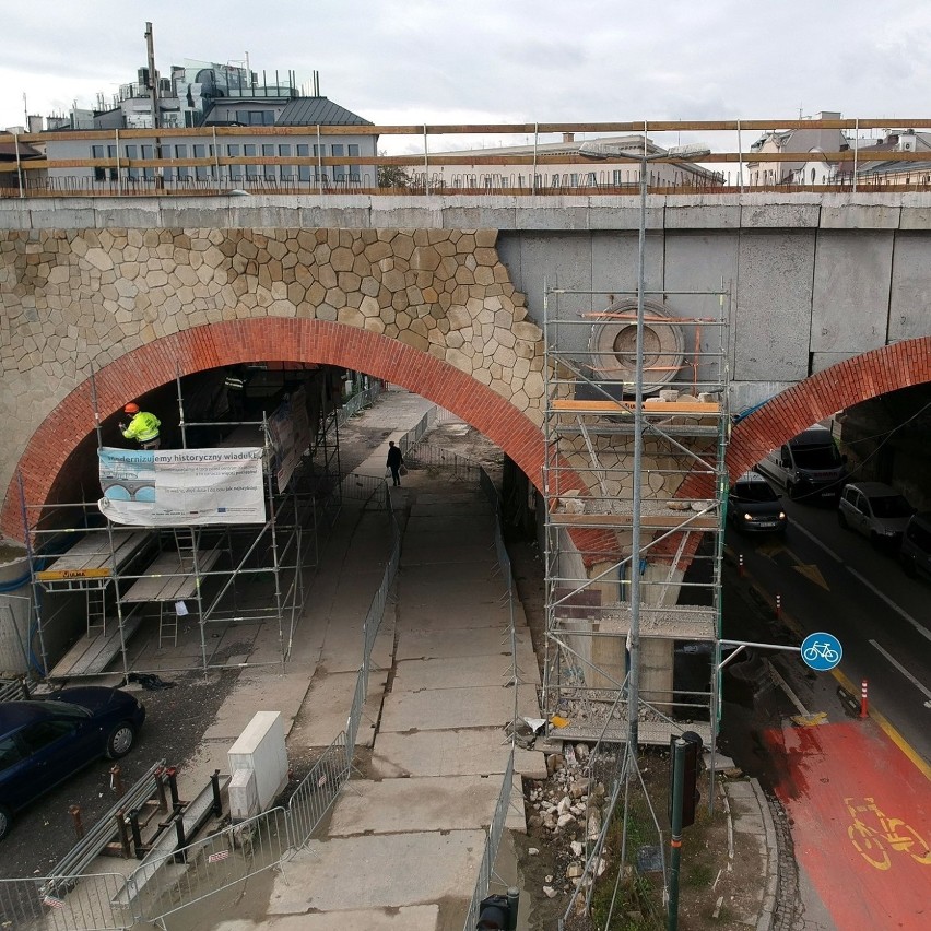 Kraków. Tonda upamiętniające powstanie wiaduktu na Grzegórzkach wróciły na swoje miejsce [ZDJĘCIA]