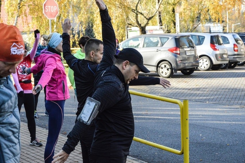 Uczestnicy V Charytatywnego Biegu Dobrych Mikołajów maja za...