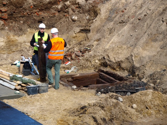 Na rynku w Bytowie znaleziono pozostałości osiemnastowiecznych studni