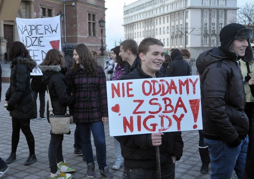 Protest przeciwko likwidacji szkół w Gdańsku. Marsz przeszedł ulicami miasta [ZDJĘCIA i WIDEO]