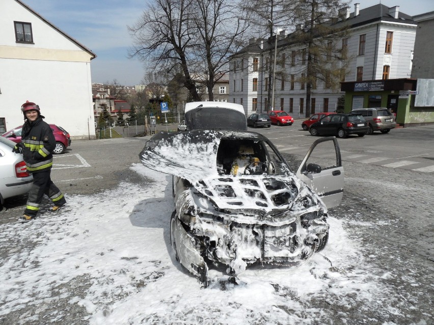 Samochód spłonął na parkingu obok cieszyńskiego Zboru Elim