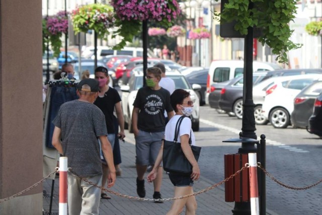 Od soboty, 3 października powiaty: wieluński, bełchatowski i piotrkowski znajdą się w żółtej strefie. Oznacza to m.in. obowiązek noszenia maseczek w przestrzeni publicznej.