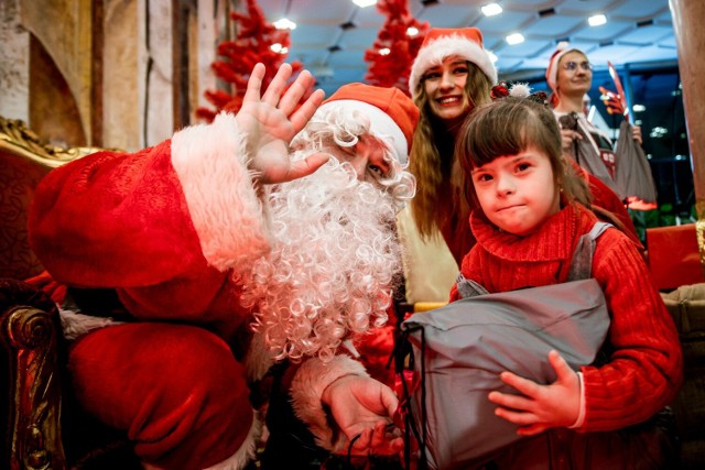 Święty Mikołaj sprawił dzieciom wiele radości. Poza paczkami z upominkami prezentem dla dzieci był bajkowy spektakl "Kopciuszek".