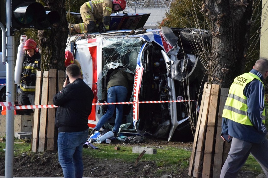 Wypadek karetki w Bielsku-Białej. Dramatyczna akcja na skrzyżowaniu Żywieckiej PCK i Skłodowskiej 