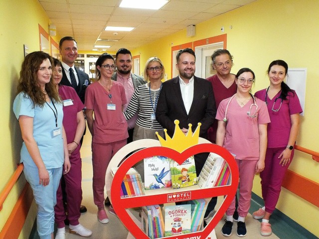 Pamiątkowe zdjęcie z otwarcia biblioteczki dla dzieci w starachowickim szpitalu