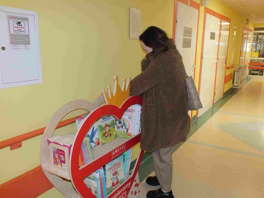 Biblioteczka dla dzieci z oddziału pediatrycznego w szpitalu w Starachowicach. Zobaczcie zdjęcia
