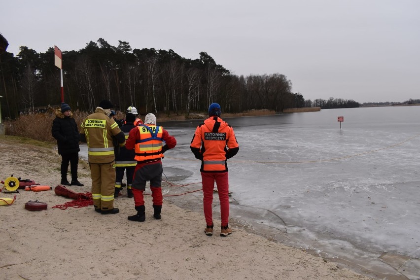 Pleszewscy ratownicy medyczni, ratownicy z WOPR Gołuchów i strażacy ochotnicy z miejscowe jednostki przeprowadzili wspólne ćwiczenia na lodzie