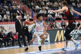 Victor Sanders i trener Anwilu Włocławek Przemysław Frasunkiewicz z głównymi nagrodami sezonu zasadniczego Orlen Basket Ligi