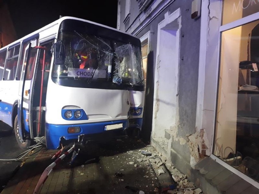 Autobus uderzył w kamienicę w Chodzieży.