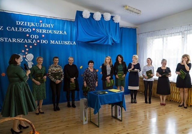 Dyrektorzy oraz nauczyciele wyróżniający się pracą i zaangażowaniem zostali nagrodzeni przez burmistrza Dariusza Gwiazdę oraz Monikę Kozłowską, Naczelnik Wydziału Edukacji.