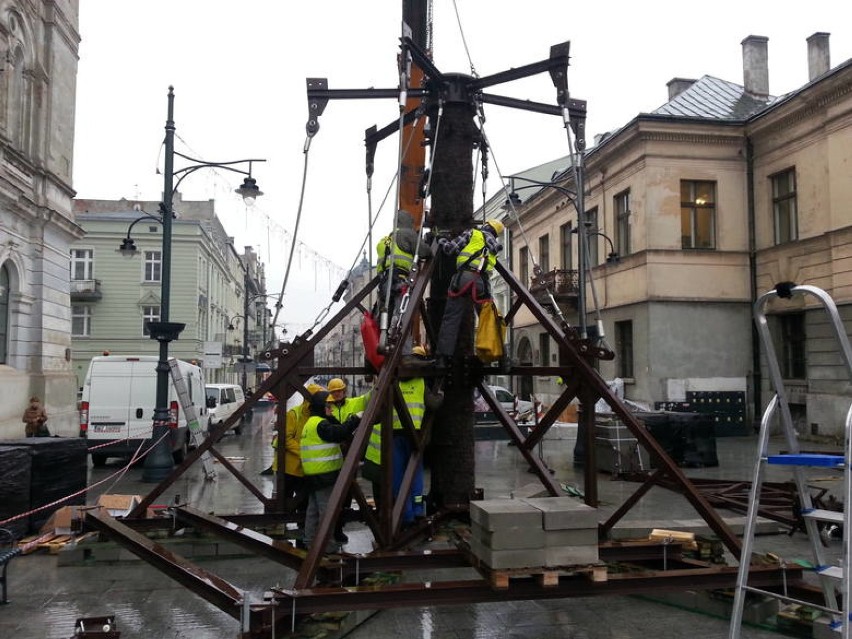 17 listopada rozpoczął się montaż 21-metrowej choinki przy Placu Wolności w Łodzi