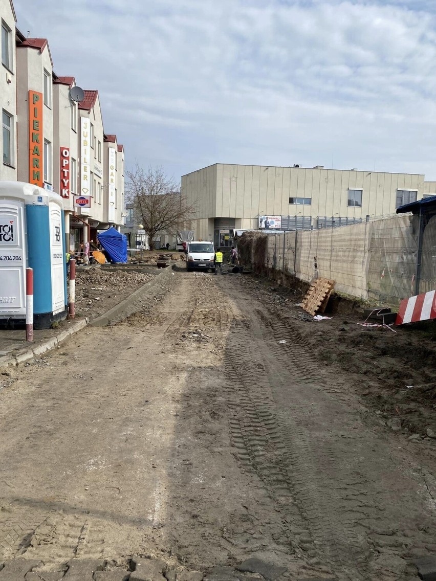 Powstaje chodnik i miejsca parkingowe przy „Piaskach” w Ostrołęce