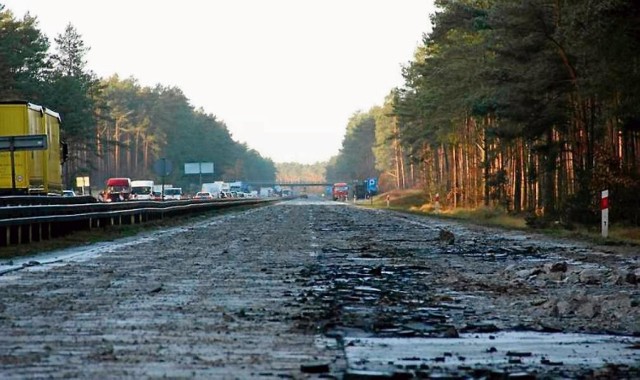 Betonowe i wi wielu miejscach popękane płyty z lat 30. XX wieku zastąpiono równym asfaltem