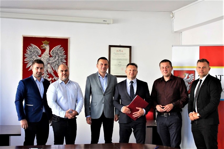 Podpisanie umowy na remont drogi powiatowej: Staniewice - Wrześnica