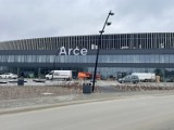 Podświetlany napis ArcelorMittal Park montowany na nowym stadionie w Sosnowcu. Zobacz ZDJĘCIA