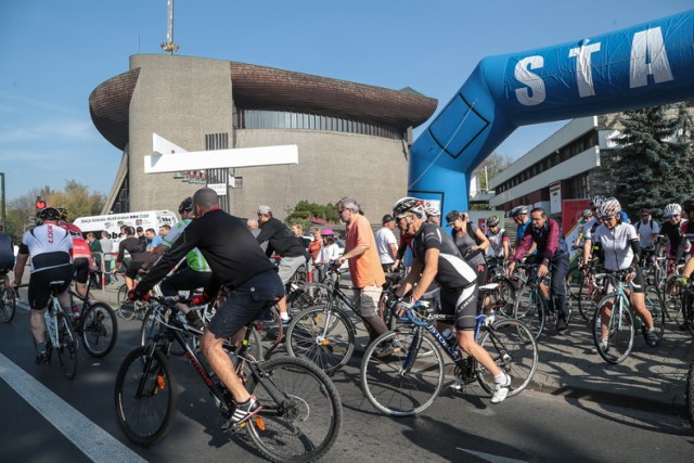 Ponad 200 miłośników dwóch kółek stanęło w sobotę na starcie pierwszej edycji amatorskiego kolarskiego rajdu Tour de Cracovia.