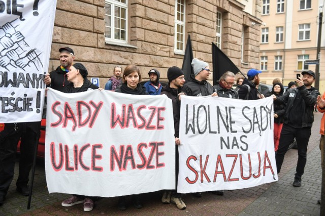 W poniedziałek, 4 listopada odbył się protest przed Sądem Rejonowym Poznań-Stare Miasto.