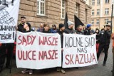 Protest przed sądem w Poznaniu, w którym toczy się proces oskarżonych o zamieszki po Czarnym Proteście [ZDJĘCIA]