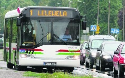 Od wczoraj miejskie autobusy jeżdżą oflagowane; pasażerów o zdanie nikt nie pytał