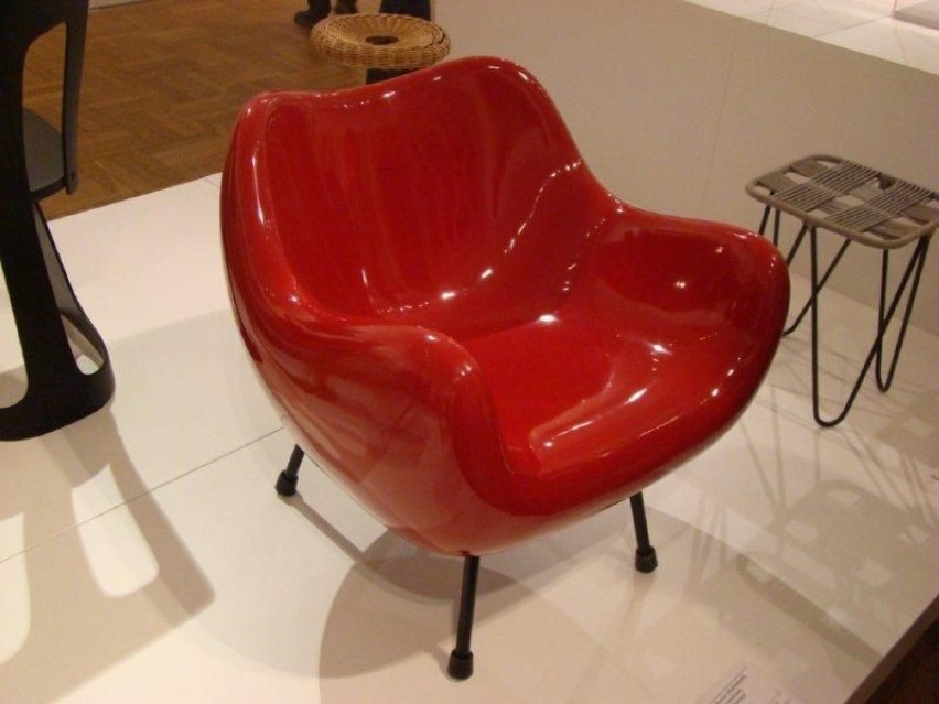Fotel czerwony z 1958 r. - Roman Modzelewski. Fot. Weronika...