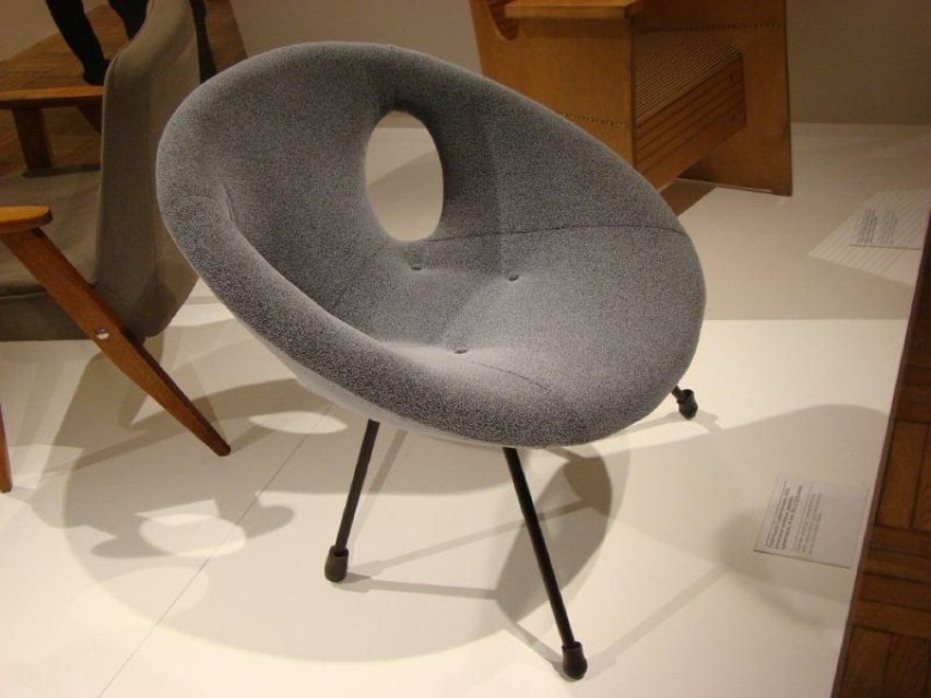 Fotel-muszla (konstrukcja metalowa, siedzisko tapicerowane)...