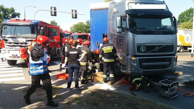 Wypadek na skrzyżowaniu ulic Warszawskiej i Sikorskiego w Kaliszu. Motocyklista pod kołami ciężarówki
