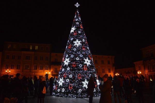 Mikołajki 2018 w Piotrkowie. Rozbłysła choinka w Rynku Trybunalskim