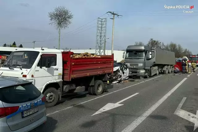 W wyniku tego wypadku do szpitala została przewieziona kierująca toyotą kobieta, która była w 38. tygodniu ciąży. Mężczyzna, który był w mercedesie, zginął na miejscu. Kobieta, która została ciężko ranna, została przewieziona do szpitala. Lekarzom niestety nie udało się uratować nienarodzonego dziecka.