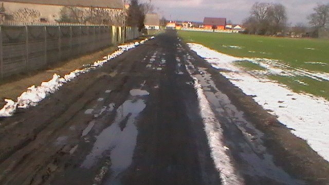Droga w Słocinie. Potrzebny asfalt, bo zimą i jesienią mieszkańcy topią się w błocie ZDJĘCIA