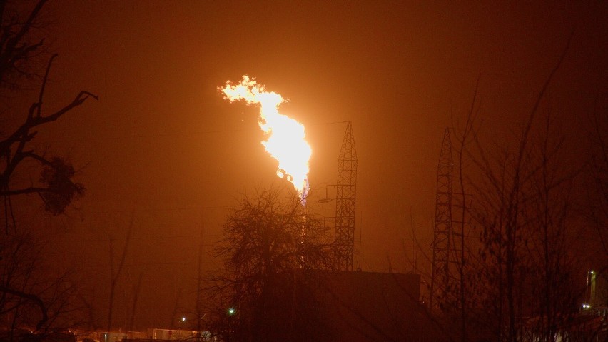 Płonie gaz ziemny w Wierzchowicach. Jest to spalanie...