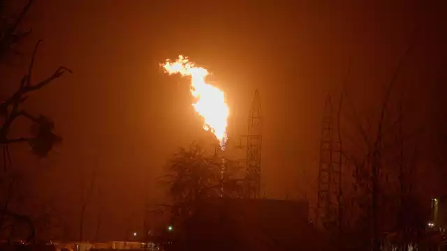 Płonie gaz ziemny w Wierzchowicach. Jest to spalanie technologiczne