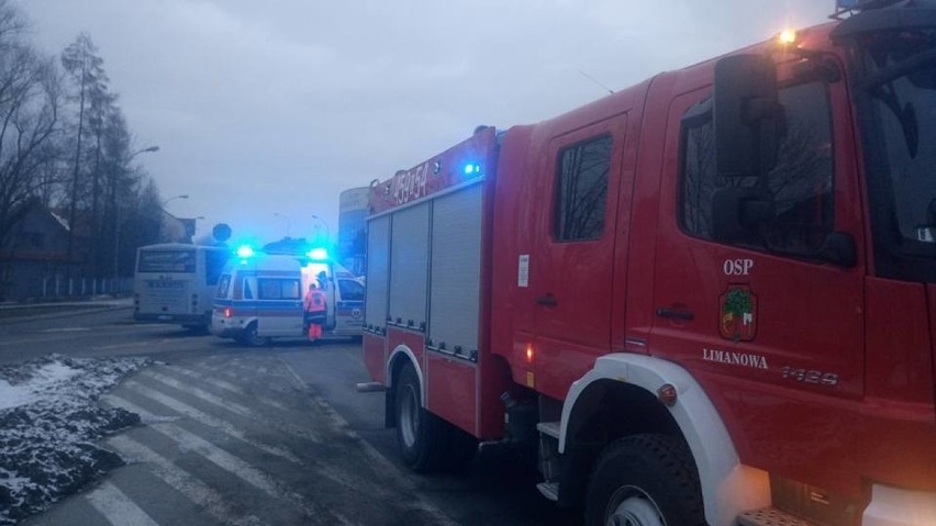 Limanowa. Trzy osoby ucierpiały w zderzeniu busa z samochodem osobowym