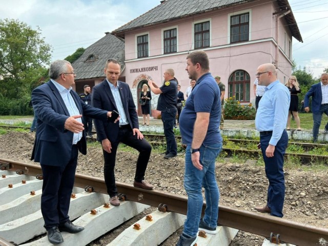 Sprawnie przebiega remont linii kolejowej 102 prowadzącej z Polski do Ukrainy. Nz. od lewej minister A. Adamczyk, wiceminister R. Weber i wiceprzewod. J. Buczko na stacji w Niżankowicach.