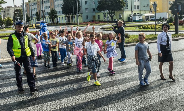 Policjanci uczą dzieci bezpiecznych zachowań podczas drogi do szkoły. Minister Błaszczak każe zintensyfikować działania.