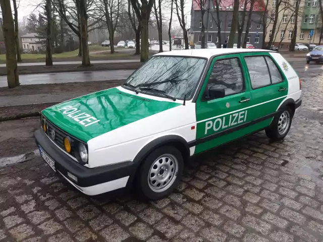 Widoczny od niedawna na ulicach Goleniowa volkswagen golf pomalowany jest w barwy... niemieckiej policji