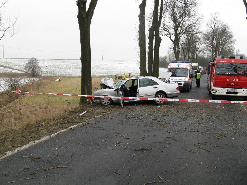 Wypadek w gminie Kiszkowo. Mężczyzna uderzył w drzewo, nie przeżył