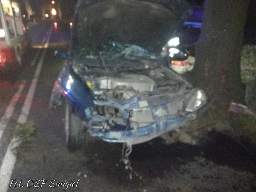 Wypadek na trasie Śmigiel-Morownica. 36-latek uderzył w drzewo ZDJĘCIA