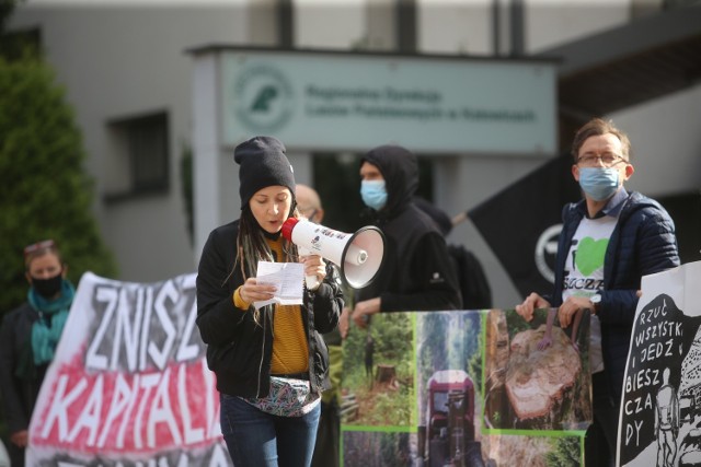 Protest ekologów w Katowicach. “Nie oddamy Bieszczad piłom”. Sprzeciwiają się wycinkom w Bieszczadach i na Pogórzu Przemyskim.

Zobacz kolejne zdjęcia. Przesuwaj zdjęcia w prawo - naciśnij strzałkę lub przycisk NASTĘPNE