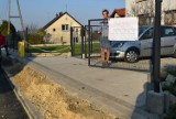 Brakuje 40 cm! Nowa ulica Krzywa w Rogowie położona jest znacznie niżej niż wjazd na posesję mieszkanki