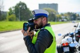 Pirat drogowy w audi zatrzymany przez policję na DW 982. Pędził przez wieś jak po autostradzie. Stracił prawo jazdy na trzy miesiące