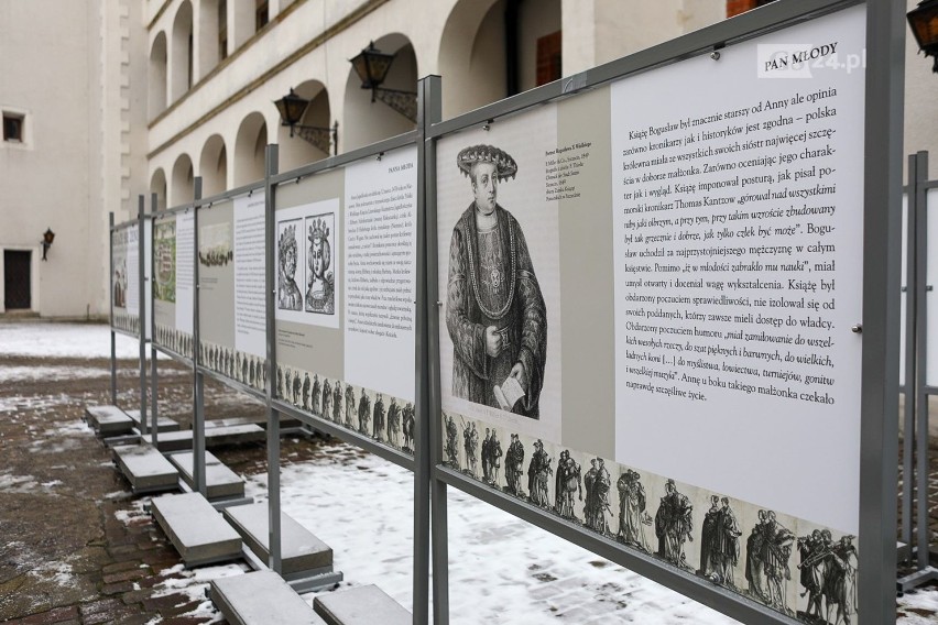 "Książę się żeni!". Nowa wystawa plenerowa na dziedzińcu Zamku Książąt Pomorskich w Szczecinie