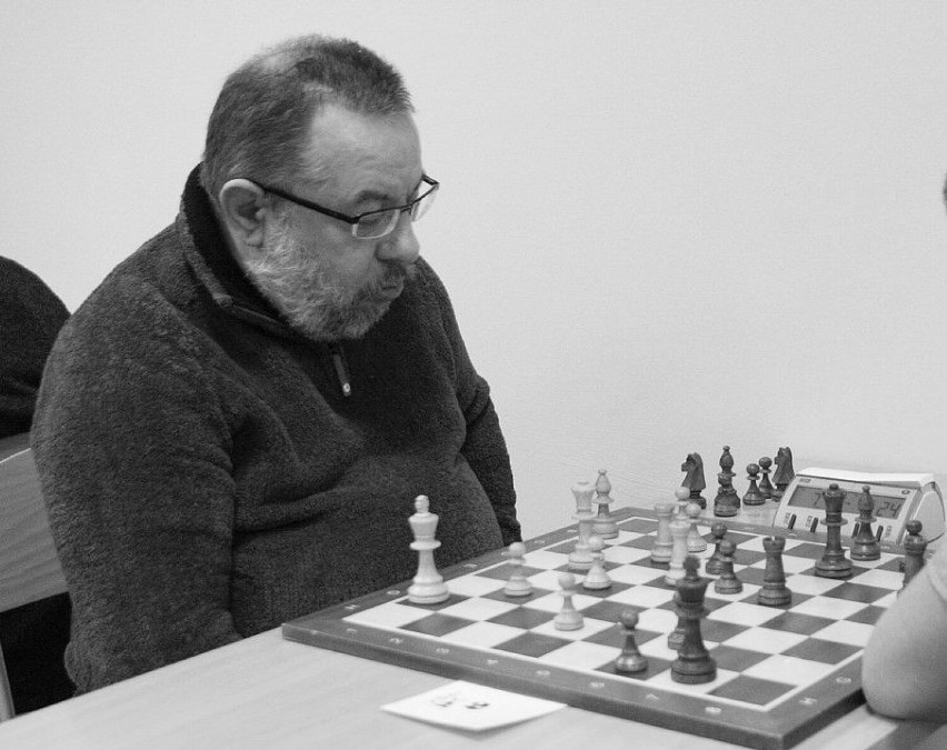 Krzysztof Kuliński podczas gry w ukochane szachy