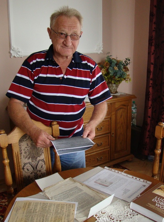 Jerzy Kamusiński z Rajska pokazuje dokumenty, z których wynika, że działkę jego ojca w Oświęcimiu zabrano bez odszkodowania